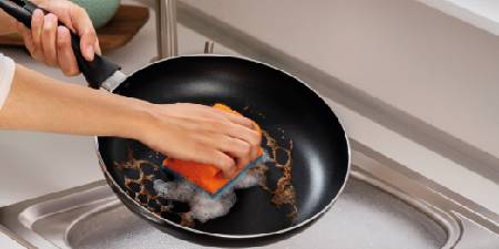 Nettoyage des casseroles avec l’éponge Scotch-Brite® non rayante Delicate Nail Saver
