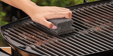 Nettoyer la grille barbecue avec l’éponge grattante Scotch-Brite® Grill Nail Saver
