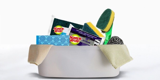 Des outils de nettoyage de la cuisine Scotch-brite™ placés dans un seau
