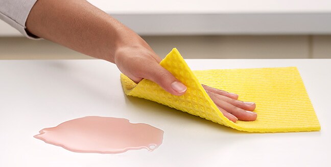 Nettoyage du plan de travail avec le chiffon-éponge Scotch-Brite®

