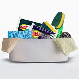 Des outils de nettoyage de la cuisine Scotch-Brite™ placés dans un seau