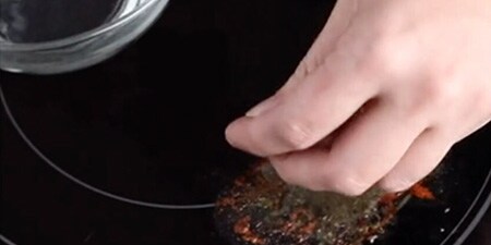 Nettoyage de la plaque de cuisson – étape 1
