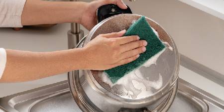  Nettoyage d’une casserole en acier inoxydable avec le tampon Scotch-Brite® Très résistant
