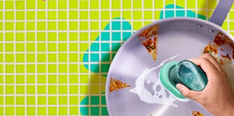Brosse main vaisselle Brite by Scotch-Brite™ utilisée pour une poêle.
