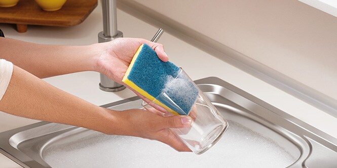 Nettoyage du verre avec l’éponge à récurer non rayante Scotch-Brite® Delicate
